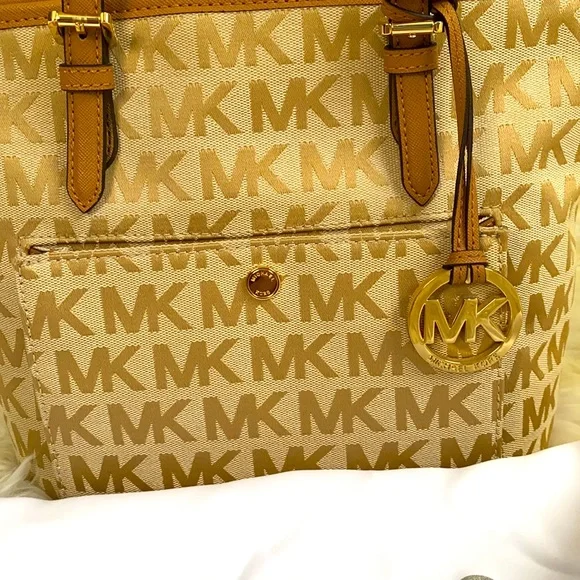 PRE LOVED Michael Kors Jet Set Snap Pocket Tote handbag.Color: Beige/Cam/DKTan. - Picture 3 of 13